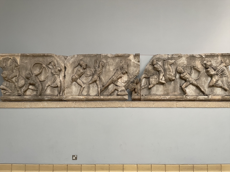 <p>Bug�n Parthenon'da s�tun g�revi g�ren heykellerden biri hala British Museum'da sergileniyor.</p>