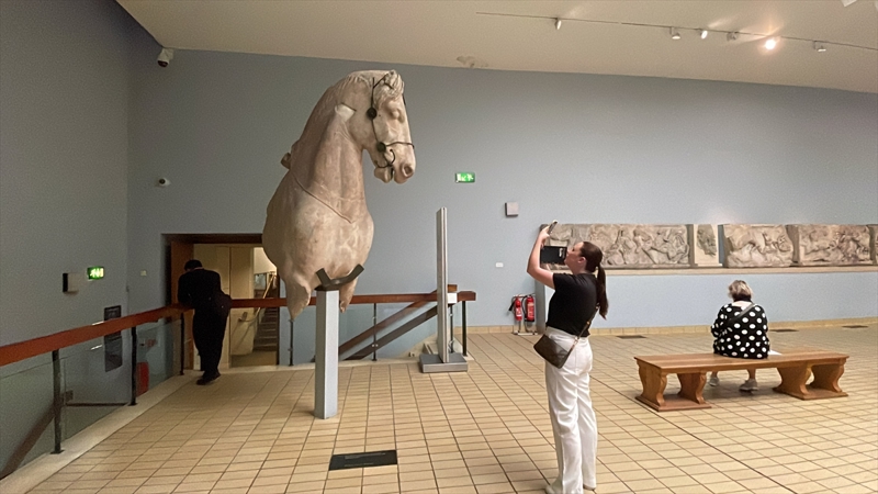 <p>�o�unlukla ge�mi�in �st d�zey isimlerinin ba���lad��� eserlerin o ki�ilerin eline nas�l ge�ti�ine ili�kin bilgi yer almazken, Edward Beghian adl� 'ba�����n�n' m�zeye satt��� eserler aras�nda Sultan 3. Selim'in k�l�c� da var.</p>