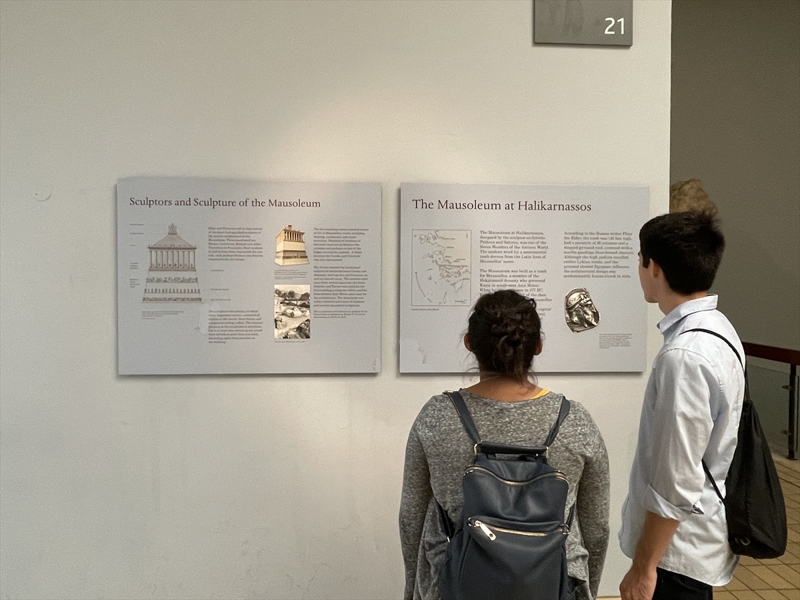 <p>Halikarnas Mozolesi, bir koridorla 'Nereidler An�t�' galerisine ba�lan�yor. An�t�n par�alar�n�n neredeyse tamamen birle�tirilerek tekrar in�a edildi�i galeride bug�n Mu�la'daki Ksanthos Antik Kenti'nden getirilen di�er eserler de sergileniyor.</p>