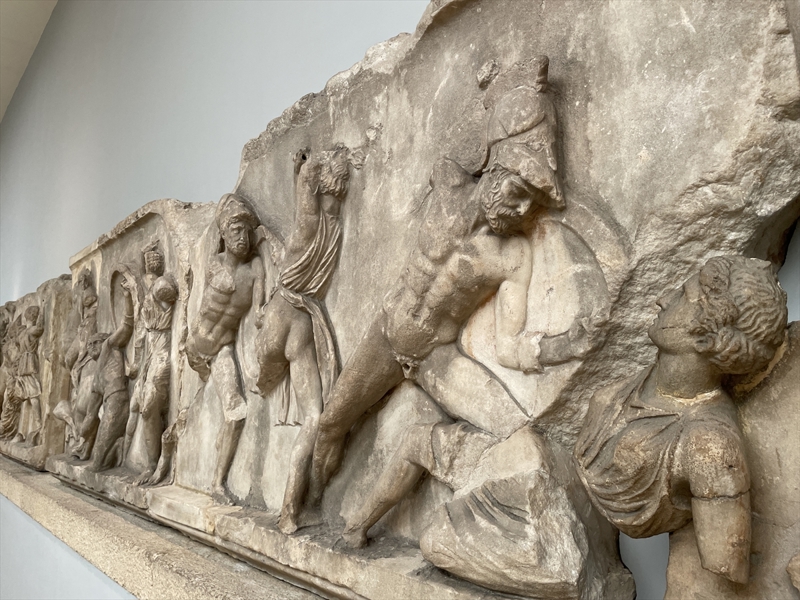 <p><b>- 3. Selim'in k�l�c� m�zeye sat�ld�</b></p><p>British Museum'un �slam eserleri b�l�m�nde de t�m �slam d�nyas�ndan getirilen eserler yer al�yor.</p>