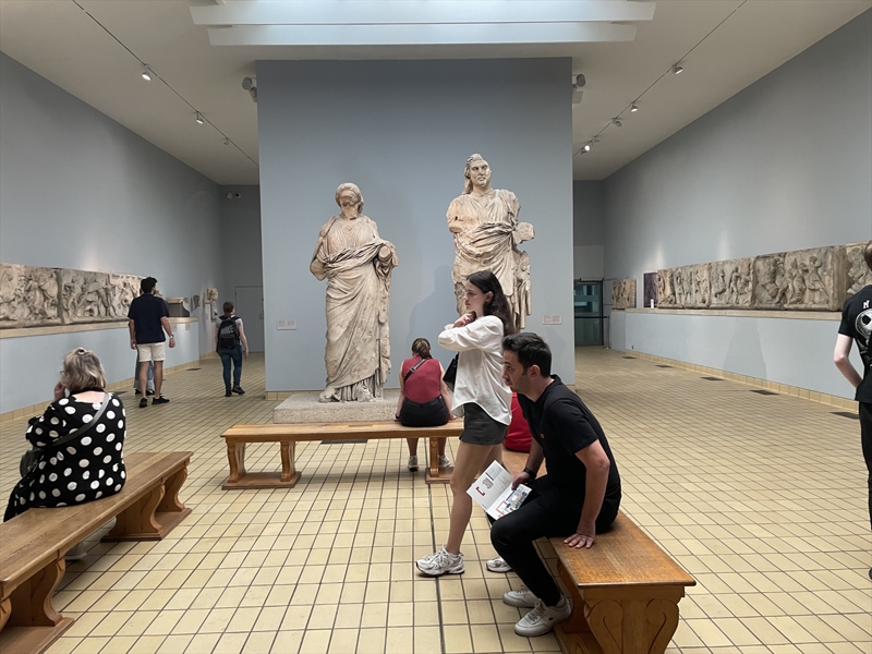 <p>British Museum'un ziyaret�ilerini, ana giri� kap�s�n�n hemen i�inde 2 aslan heykeli kar��l�yor. Halikarnas Mozolesi kaz�s�ndan ��kar�lan iki aslan� ge�ip m�zenin merkezindeki 2. Elizabeth B�y�k Salonu'na ula�an ziyaret�iler, yakla��k 2 metreye 3 metre b�y�kl���ndeki Knidos Aslan�'n� g�rebiliyor.</p>