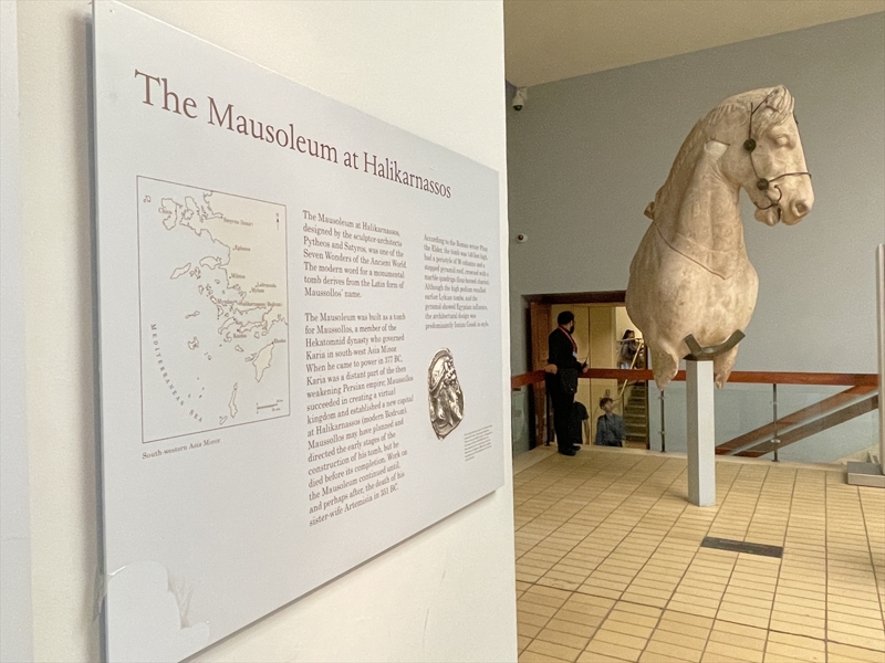 <p>Burada, Kral Mausolos, e�i Artemisia ile dev at ve aslan heykellerinin yan� s�ra sava� sahneleri kabartmalar� ve b�stler ziyaret edilebiliyor. Mermer �zerine i�lenmi� kabartmalar�n bir k�sm� ABD'deki m�zelere ge�ici olarak g�nderilmi� durumda.</p>