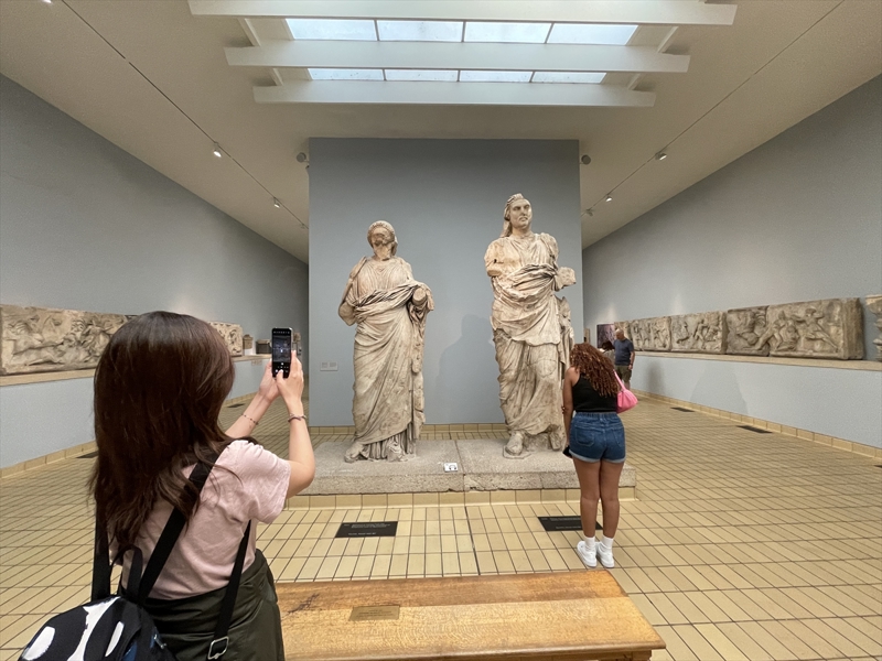 <p>Bu galeriler aras�nda tamamen Mu�la'dan getirilen tarihi eserlerin olu�turdu�u iki salon bulunuyor. Antik d�nyan�n 7 harikas�ndan biri say�lan 'Halikarnas Mozolesi' kal�nt�lar�, bu ismin verildi�i 21 numaral� salonda sergileniyor.</p>