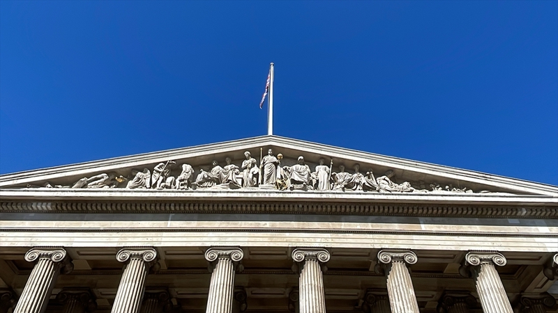 <p><b>- Ey�p Sultan �inileri Victoria ve Albert'ta</b></p><p>Londra'daki Victoria ve Albert M�zesi (VA) ise d�nyan�n her yerinden getirilen sanat eserlerini b�nyesinde bar�nd�ran bir m�ze olarak dikkati �ekiyor.</p><p>Koleksiyonunda 5 bin y�ll�k bir d�nemi saklayan m�zenin envanteri yine British Museum'daki gibi ba���lar ya da d�nyan�n her yerindeki koleksiyoner ve ka�ak��lardan sat�n al�narak olu�turulan eserlerden meydana geliyor.</p>