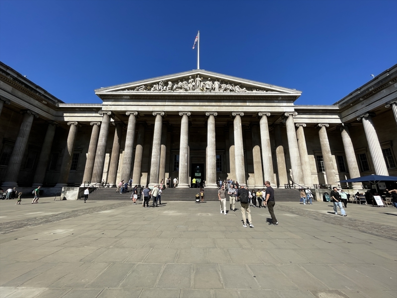 <p>British Museum'da ayr�ca G�m��hane'de bulunan bronz Afrodit heykelinin ba��, Hatay'da bulunan ve varl���ndan o zamana kadar haberdar olunmayan Kral �drimi heykeli ile T�rkiye'de bulunmu� �ok say�da irili ufakl� tarihi eser mevcut.</p>