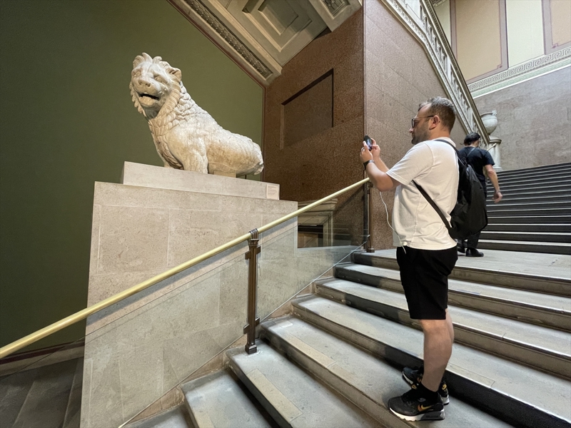 <p>VA'da dikkati �eken T�rk eserleri aras�nda �iniler ve padi�ah portreleri bulunuyor. Fatih Sultan Mehmet'in �talyan Gentile Bellini'ye yapt�rd��� portrenin de sergilendi�i m�zede, �ok say�da Osmanl� sultan�na ait �izimler g�r�lebiliyor.</p><p>T�rk sanat�na ait hal� ve tekstil b�l�mlerinin yer ald��� m�zede �iniler de sergileniyor. M�zede sergilenen �iniler aras�nda tek bir karodan olu�an par�alar�n yan�nda b�t�n �ini paneller de bulunuyor.</p>