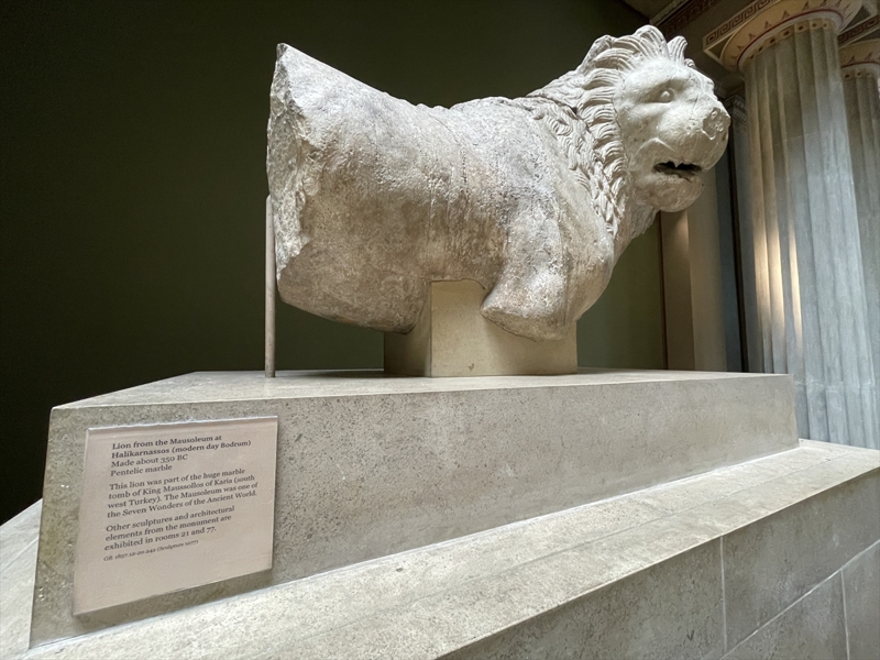 <p>M�zede sergilenen tam �ini paneller aras�nda Ey�p Sultan T�rbesi, Edirne Saray� ve Piyale Pa�a Camisi'nden paneller yer al�yor.</p><p>Dikkat �ekici bir di�er eser ise �stanbul'daki Fuat Pa�a Kona��'ndan b�t�n halde ta��nm�� �ini ��mine.</p>