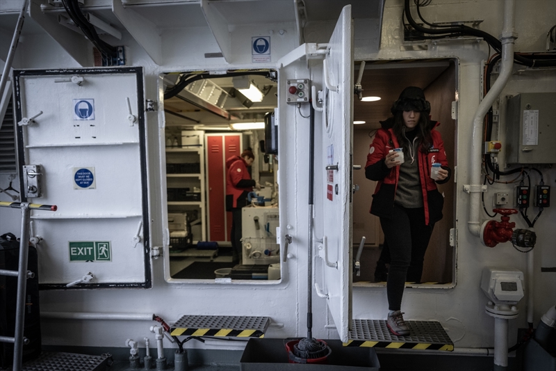 <p><b>Antarktika ile Arktik seferleri arasnda karlatrma yapan zsoy, unlar kaydetti:</b></p><p><b><br></b></p><p>'Antarktika seferlerimizde de her sene zellikle lkelerle yaptmz anlamalar erevesinde yabanc bilim insanlarn seferlerimize dahil ediyorduk. Bu sene gerekletirdiimiz bir ilk de yabanc bilim insanlarnn da Arktik seferimize dahil olmasdr. Bu bizler iin ok kymetli nk uluslararas i birlii kutup blgelerinde ok anlaml hale geliyor, ok izole bir ortamdasnz ve lkelerin birlikte bilimsel anlamda birlemesi yaplan almalara ok byk bir g katyor.'</p>