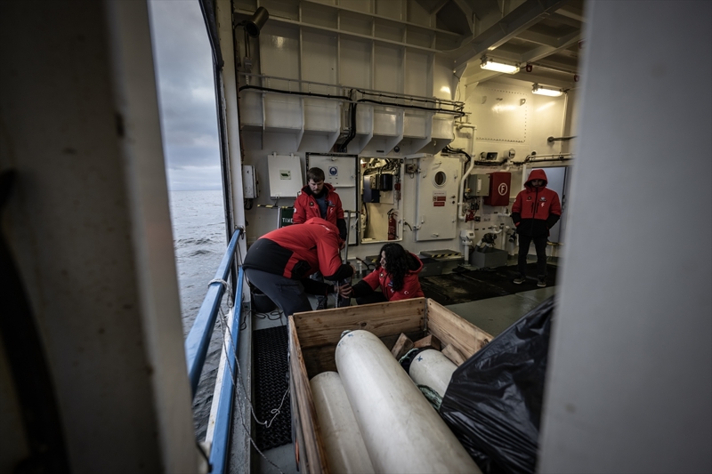 <p>Svalbard blgesine seyir halindeyken derinlii gsteren cihazdan alnan bilgilerle haritadaki verilerin uyumadn tespit ettiklerini aktaran Karahalil, denizcilik anlamnda en byk risklerden birinin ana karaya uzaklk olduu bilgisini verdi.</p>