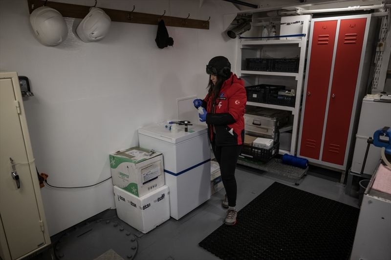 <p>Karahalil, 'rili ufakl birok turizm tekneleri, birok yolcu gemileri bu blgelerde seyir yapmaktadr. Halihazrda 500-600 mil mesafeden bu blgede seyir yapan gemilerin herhangi bir olas acil durumunda bu blgelere yardm ulamas zaman almaktadr.' diye konutu.</p>