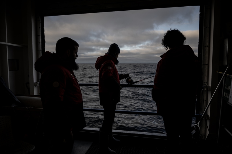 <p><b>Tromso'dan balayan seferde Barents Denizi ve Svalbard Takm Adalar'nn etrafnda kapsaml bir seyir gerekletirdiklerini belirten Karahalil, yle devam etti:</b></p><p><b><br></b></p><p>'Arktik'de denizcilik faaliyetleri artmakta ve buradaki denizcilik faaliyetlerinde eitli riskler mevcut. Biz bu sefer kapsamnda bu riskleri tespit etmeyi, eitli analizler yapmay ve sefer sonucu itibaryla da pratik nerilerde bulunmay hedefliyoruz. Halihazrda sefer srasnda deniz buzu, anlk deien hava paternleri, derinlikler gibi seyir gvenlii asndan nemli riskleri gzlemledik ve kutup sularnda seyir yapan gemilere ynelik Uluslararas Denizcilik rgt (IMO) tarafndan tavsiye edilen ve blge denizcilerinin pratikte kullandklar uygulamalarda farkllklar, bunun yan sra deniz haritalarnda uyumazlklar olduu tespitlerinde bulunduk.'</p>