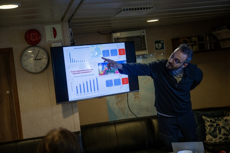 <p><b>- 'ROTA BOYUNCA DENZ SUYUNDAN FTOPLANKTON RNEKLEMELER YAPTIK'</b></p><p><b><br></b></p><p>Sefere Brezilya'daki Rio Grande Federal niversitesi'nden katlan Chariane Camila Werlang da 2015'ten beri Antarktika'daki fitoplanktonlar zerine altn ifade etti.</p>