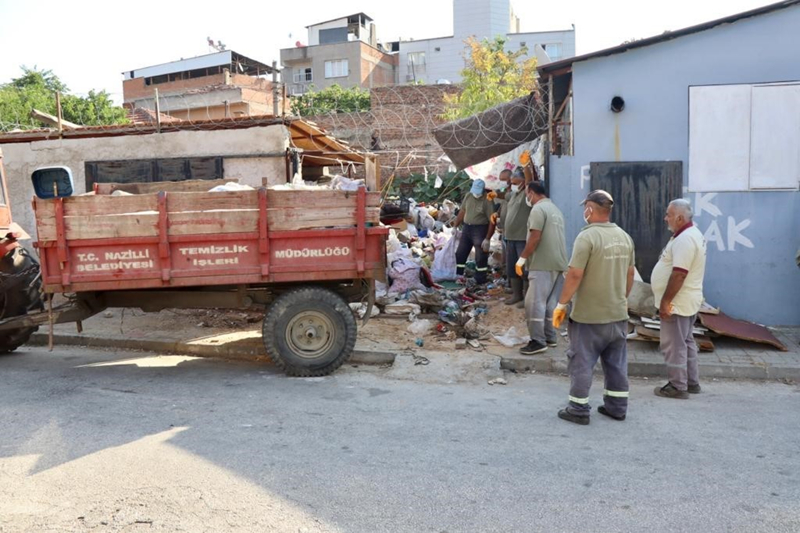 <p>Temizlik çalışmasının tamamlanmasının ardından mikrop ve haşerelere karşı ilaçlanan ev, ekiplerin faaliyetleri ile kullanılabilir hale getirildi.</p>