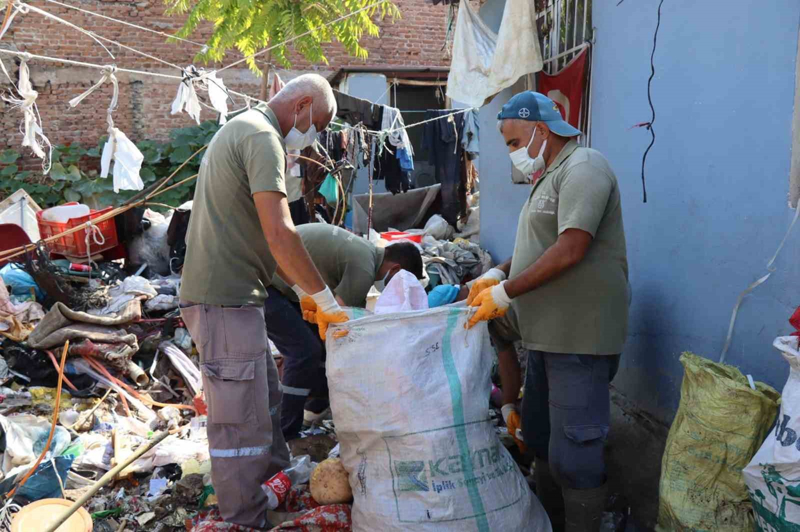 <p>Evden yayılan kötü koku nedeniyle belirli aralıklarla yürütülen çalışmalar Temizlik İşleri Müdürlüğü personelleri tarafından titizlikle gerçekleştirildi. </p>