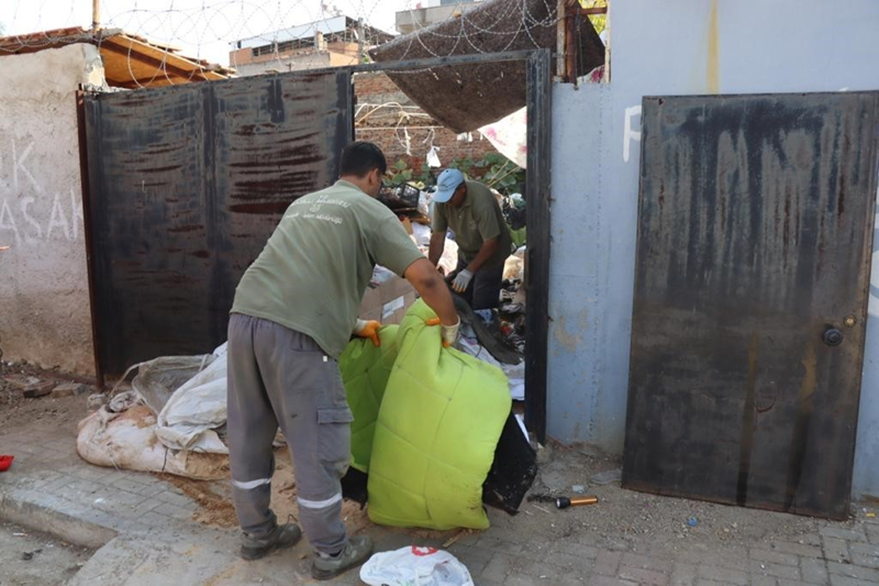 <p>Komşularının şikayeti üzerine mahalleye giden Nazilli Belediyesi Zabıta Müdürlüğü ekipleri çöp evi tespit ederek bölgede gerekli güvenlik önlemlerini aldı.</p>