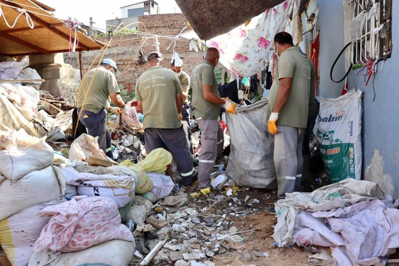 <p>Geçtiğimiz yıllarda da 3 kez temizlenen evden yaklaşık 8 saatte 7 kamyon çöp çıktı. </p>