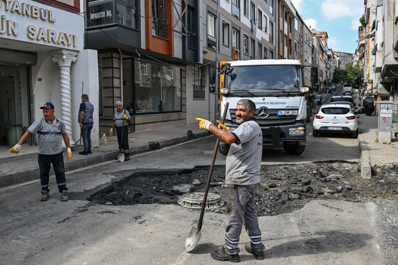 <p>Selin vurduğu 13. ve 14'üncü bloklardaki esnaf, özelikle maddi değeri yüksek halıları dükkan önüne çıkararak temizlemeye çalışırken kullanılamaz hale gelen mobilya parçaları ise kepçelerle hafriyat kamyonlarına yüklenerek taşındı.</p>