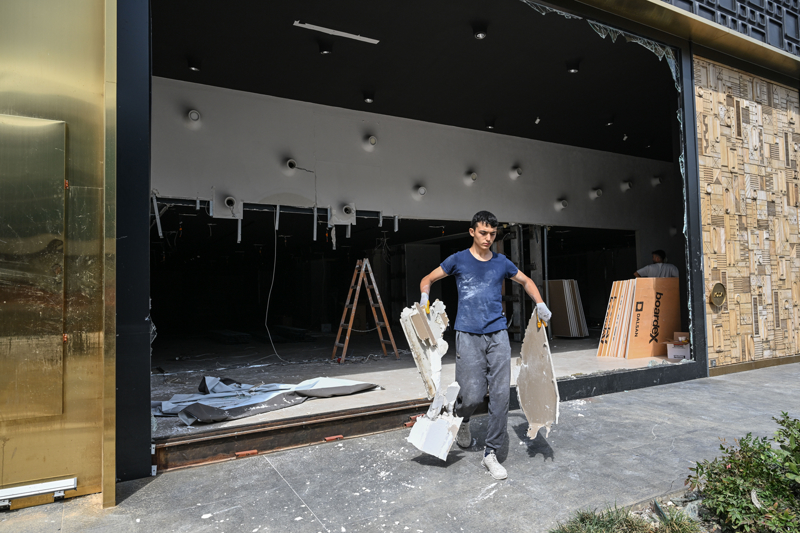<p>Küçükçekmece'deki sel baskınında Gineli İraman Kebe'nin hayatını kaybettiği bölgedeki Şehit Ertan Yılmaztürk Caddesi'nde meydana gelen çöküntü, ilçe belediye ekiplerince dolduruldu.</p>