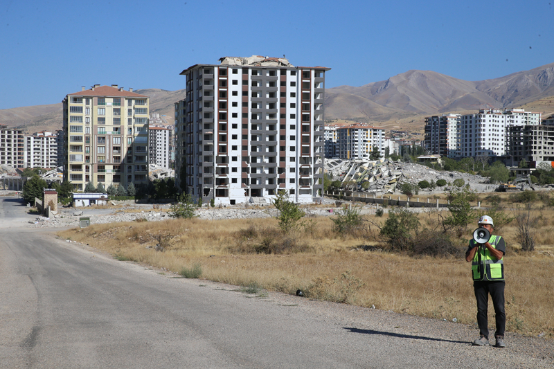<p>Yeşilyurt ilçesine bağlı Bostanbaşı Mahallesi'nde, depremlerde ağır hasar alan 12 katlı bir binanın yıkımında patlayıcı kullanıldı.</p>
