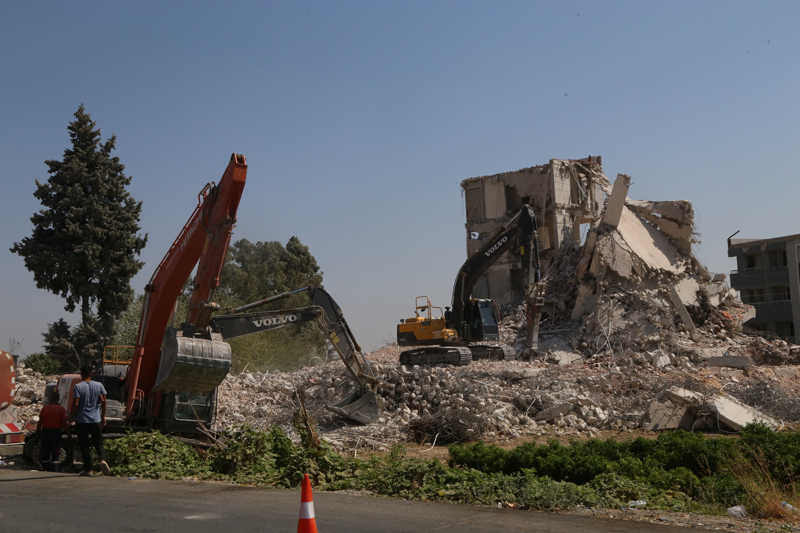 <p>Kahramanmaraş merkezli depremlerden etkilenen Hatay'da ağır hasarlı 9 binanın kontrollü yıkımı gerçekleştirildi.</p>