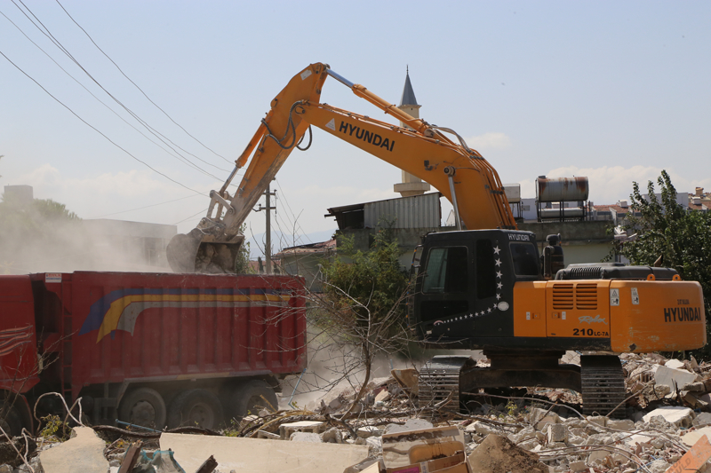 <p>Ekiplerin çevresinde önlem aldığı, Antakya ilçesi Narlıca Mahallesi'ndeki ağır hasarlı 9 bina, iş makineleriyle kontrollü yıkıldı.</p>