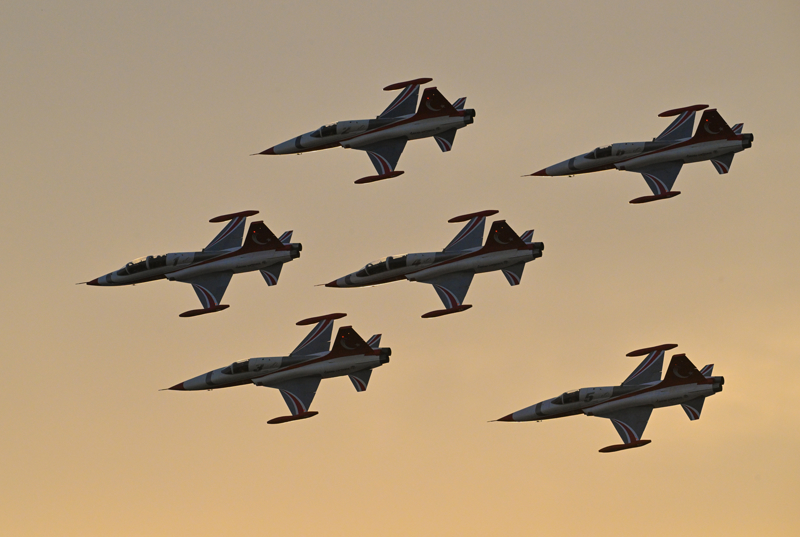 <p>İzmirliler, yoğun ilgi gösterdikleri süvarilerle fotoğraf çektirdi.</p>