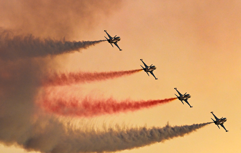<p>'Zafer Yürüyüşü'yle sabah saatlerinde başlayan, Konak ve Cumhuriyet meydanlarında devam eden kutlama programının akşamki bölümünde, süvari birlikleri, Birinci Kordon'da gösteri geçişi yaptı.</p>