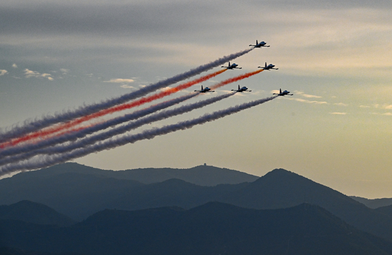 <p>Birliklerin geçişinin ardından, 'Solo Türk' ve 'Türk Yıldızları', İzmir semalarında gösteri uçuşu gerçekleştirdi. Birinci Kordon ve Gündoğdu Meydanı'nı dolduran İzmirliler, gösterileri ilgiyle izledi.</p>