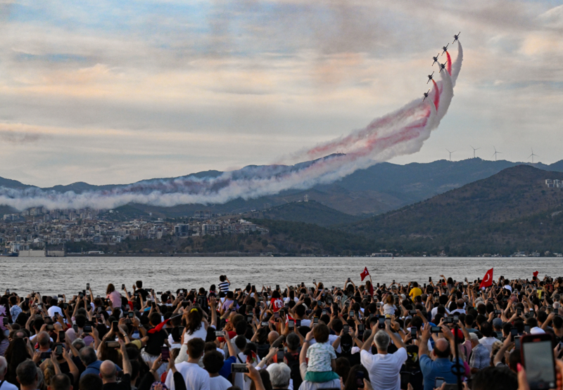 <p>Törenler kapsamında ayrıca İzmir Devlet Türk Dünyası Dans ve Müzik Topluluğu, Kültür ve Sanat Fabrikası önünde zeybek gösterisi sundu.</p>