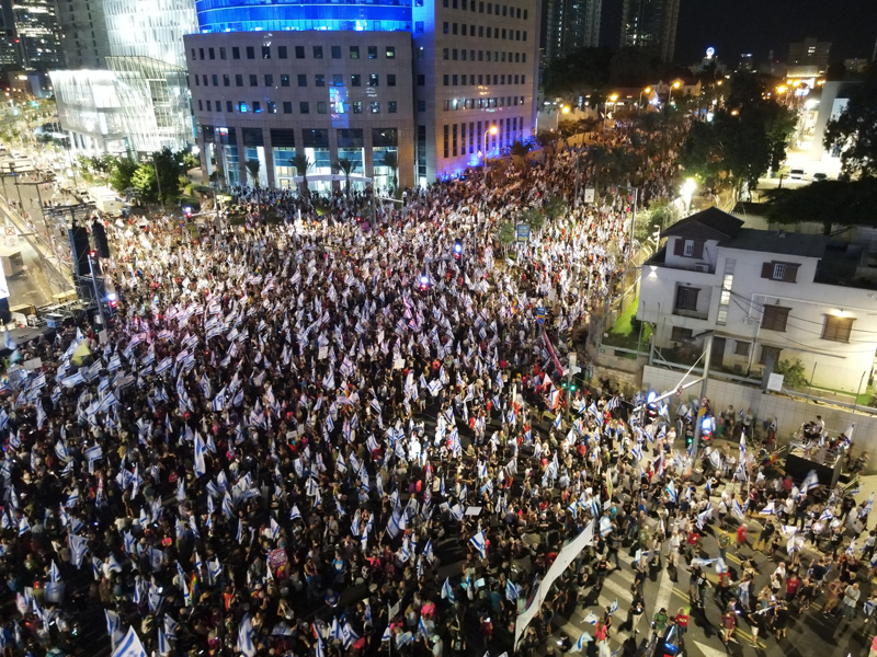 <p>Tel Aviv'deki Kaplan Caddesi'nde her hafta bir ana slogann yer ald dev pankart aan gstericiler, bu hafta, yargnn stnlne vurgu yaparak, 'Mahkeme en yksektedir' yazl pankart tad.</p>