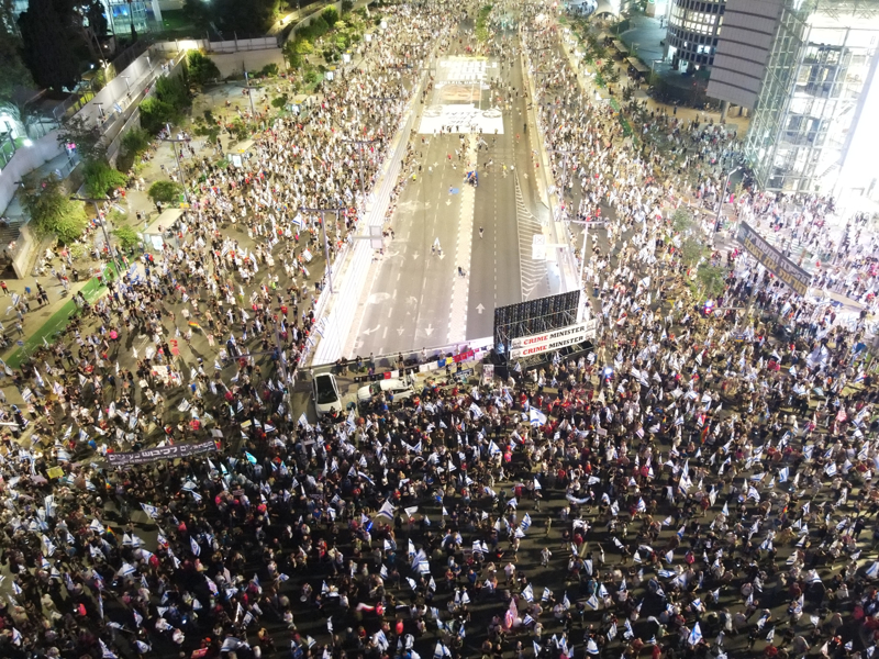 <p>Bir grup protestocu da ar sac Otzma Yehudit (Yahudi Gc) partisinden Negev ve Celile Kalknma Bakan Yitzhak Wasserlauf'un Tel Aviv'deki evinin nnde gsteri yapt.</p>