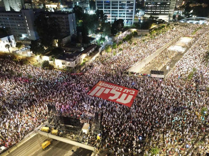 <p>te yandan binlerce gsterici, son gnlerde Yksek Mahkemeye kar aklamalaryla gndeme gelen Meclis Bakan Amir Ohana'nn evi nnde protesto dzenledi.</p>