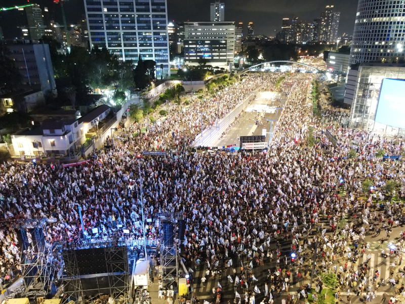 <p>lkenin gneyinde yer alan Birssebi kentindeki protestoya eski Savunma Bakan Moe Yaalon da katld.</p>