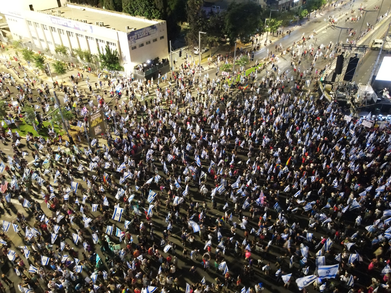 <p>srail polisi, Ohana'nn evinin nnde protestoyu datmak iin atl birliklerle kalabala mdahale etti.</p>