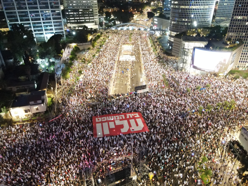 <p>srail Babakan, Bressler'in, yarg dzenlemesi konusunda hkmetle mzakereler konusunda, 'Yahudi olsun ya da olmasn Nazilerle konumak yasaktr.' ifadelerine kar sosyal medya platformu X'ten aklama yapt.</p><p>Netanyahu, 'Bu skandal aklama hem Holokost'a (Yahudi soykrm) hakaret, hem de bakanlarn ve seilmi yetkililerin ldrlmesine ynelik vahi bir kkrtmadr. Gsteri hakk kkrtma hakk deildir.' ifadelerini kulland.</p>