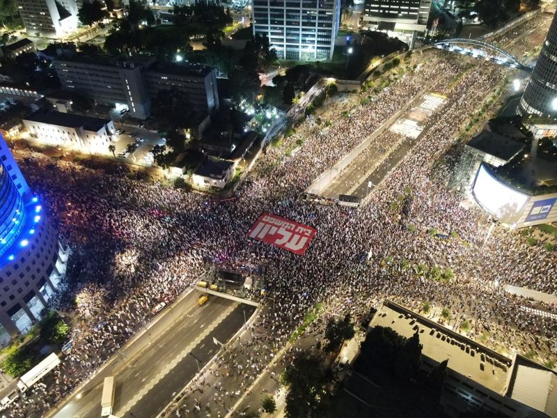 <p>Yasa, Yksek Mahkemenin hkmetin ald kararlar 'kamu karna hizmet etmedii, akla yatkn olmad veya kar atmas dourduu' gerekeleriyle bozma yetkisini elinden alyor.</p><p>srail'de henz bir anayasa bulunmuyor. lkedeki 13 'Temel Kanun' gelecekteki anayasann tasla olarak kabul ediliyor. Yksek Mahkeme, Meclis'in kard yasalar Temel Kanunlara aykr olduu gerekesiyle iptal edebiliyor.</p><p>Hkmet, yarg dzenlemesi kapsamnda onaylad yasalarn Temel Kanunlarda bir deiiklik olduunu belirtiyor.</p>