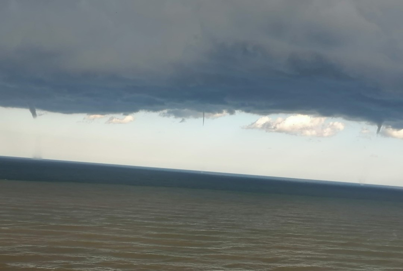 <p><b>ARTVİN'DE DENİZDE ÇIKAN HORTUM GÖRÜNTÜLENDİ</b><br></p><p><b><br></b></p><p>İlçede dün gece başlayan sağanak belli aralıklarla etkisini sabah saatlerine kadar sürdürdü. Yağışın ardından saat 07.00 sıralarında denizde iki ayrı hortum meydana geldi.<br></p>