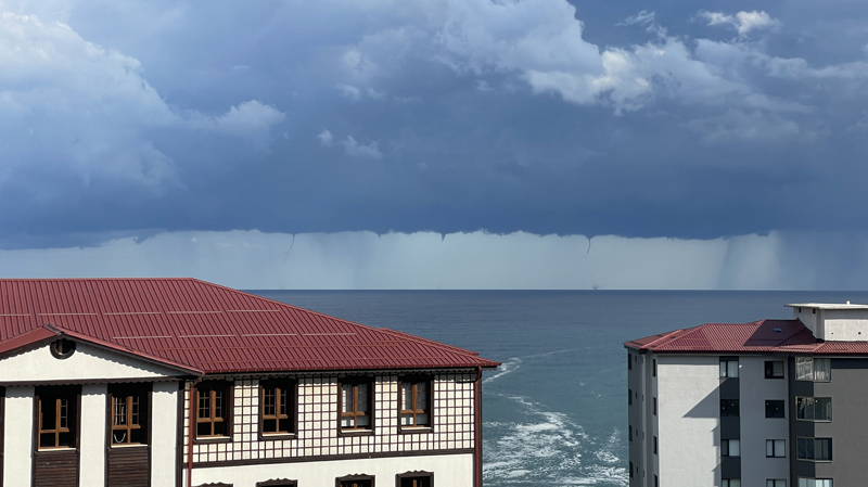 <p>Yaklaşık 5 dakika süren hortum daha sonra etkisini kaybetti.</p>