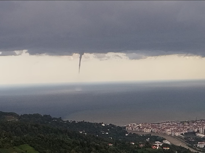 <p>Yaklaşık 4 dakika kadar süren doğa olayı, Arhavi ve Hopa ilçelerinin bazı yerlerinden görüntülendi.<br></p>