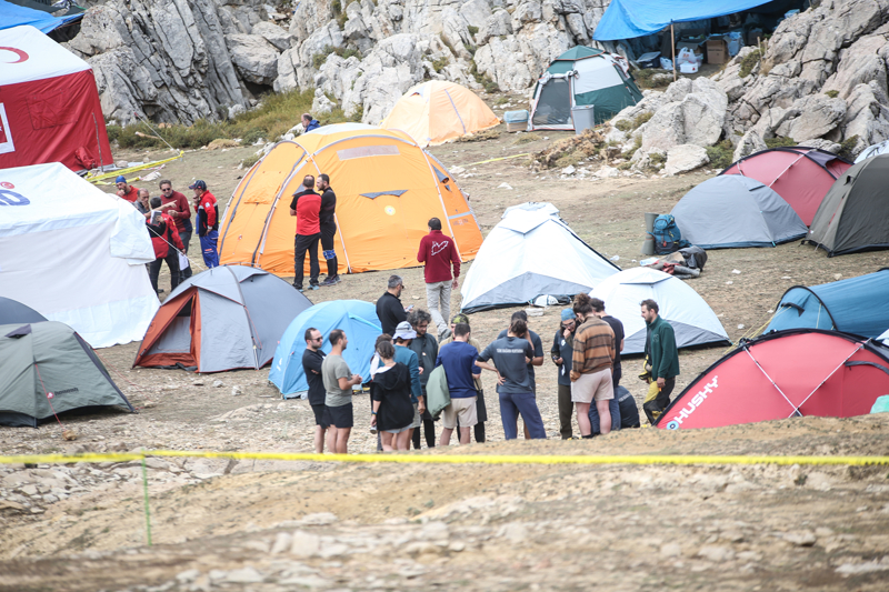 <p>Tahliyenin sorunsuz tamamlanması için Toros Dağları'nın 2 bin 200 rakımındaki alanda kurulan koordinasyon çadırında, AFAD, UMKE, jandarma, Avrupa Mağara Kurtarma Derneği (ECRA) ve Türkiye Mağaracılık Federasyonu ekipleri hazır bekliyor.</p>