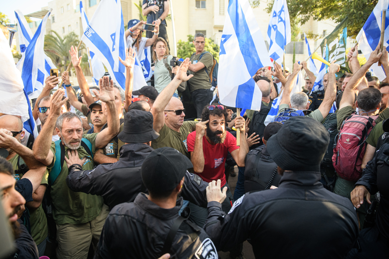 <p>Mahkemenin kararı öncesi Batı Kudüs'teki İsrail Yüksek Mahkemesi binası önünde toplanan İsrailliler, Başbakan Binyamin Netanyahu öncülüğündeki koalisyon hükümetini protesto etti.</p>