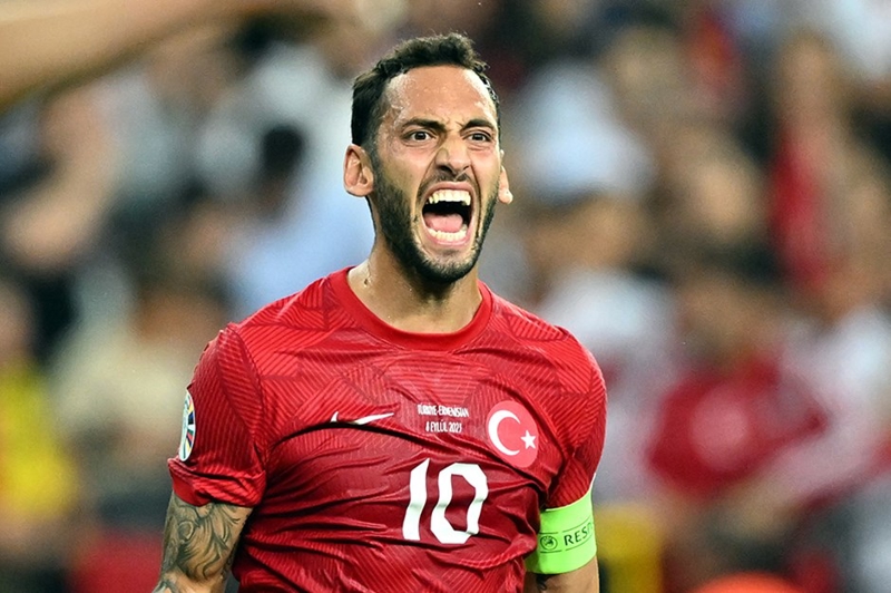 <p>1- Hakan Çalhanoğlu</p><p><br></p><p>Inter'in yıldız ismi Hakan Çalhanoğlu 40 milyon euroluk güncel piyasa değeriyle 1. sırada.</p>