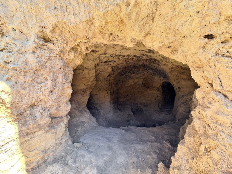 <p>Aslnda kaz almalarmz bizim bir bakma ierideki bu dolgu topra almakla balad diyebiliriz. Dolgu topra aldktan sonra ulatmz birinci salondan farkl noktalara giden yine galeriler ortaya kt. Bu galerileri takip ettike ikinci salona ulatk. kinci salonda da yine  noktada biz farkl ynlere giden, galerileri grdk. Toprak kalktka ierideki bilmediimiz gzle gremediimiz galeriler de ortaya kmaya balad ve bu galerilerden bir tanesi byk bir salona ulatn da grdk. Bu salondan ise yine ierideki toprak dolguyu kaldrmaya devam ettike farkl noktalara giden yine galeriler tespit ettik. Buradaki alma tabii uzun soluklu bir alma. Bunu 2023 yl ierisinde bitirmemiz mmkn deil. Buradaki almalar biz ekibimizle birlikte nmzdeki yl da devam etmeyi dnyoruz' dedi.</p>