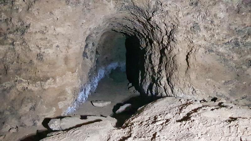 <p>elikba, yer alt kaya yerlekesine girii salayan galeriler ierisinde dikkat edilecek noktalardan bir tanesinin de galerinin ierisinde sal sollu olarak aydnlatma ileri yaplm olmas olduunu kaydederek, 'Burasnn mumlarla aydnlatldn syleyebiliriz. Yine bir dier tespitimiz ise bu galerilerde birka tane hayvan kabartmas da karmza kt. Dolaysyla insanlarn burada yaamlarn da srdrdn syleyebiliriz. Ayrca burann bir dini balants var m? Bunu da henz tam olarak tespit etmi deiliz ama bu konunun zerinde de u anda aratrmalarmza devam ediyoruz. Tabii ilerleyen kazlar bu konuda bize daha ok veri salayacandnyoruz' deerlendirmesinde bulundu.</p>