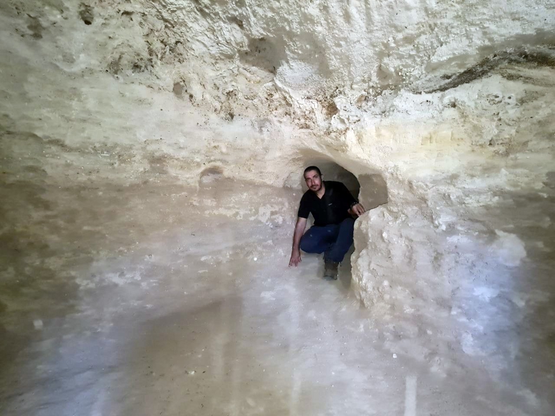 <p><b>'BURADAK ALIMA TAB UZUN SOLUKLU BR ALIMA'</b></p><p><b><br></b></p><p>Bu yl kaz almalarn burada gerekletirdiklerini ve almalarn halen daha devam ettiini ifade eden elikba, 'Burada tabii daha ncesinde bilinen bir yer olduunu duymutuk. Yerine geldiimizde bir tonozlu galeriyle bir salona ulatk ve burada ierinin youn bir ekilde toprakla dolduunu grdk. </p>