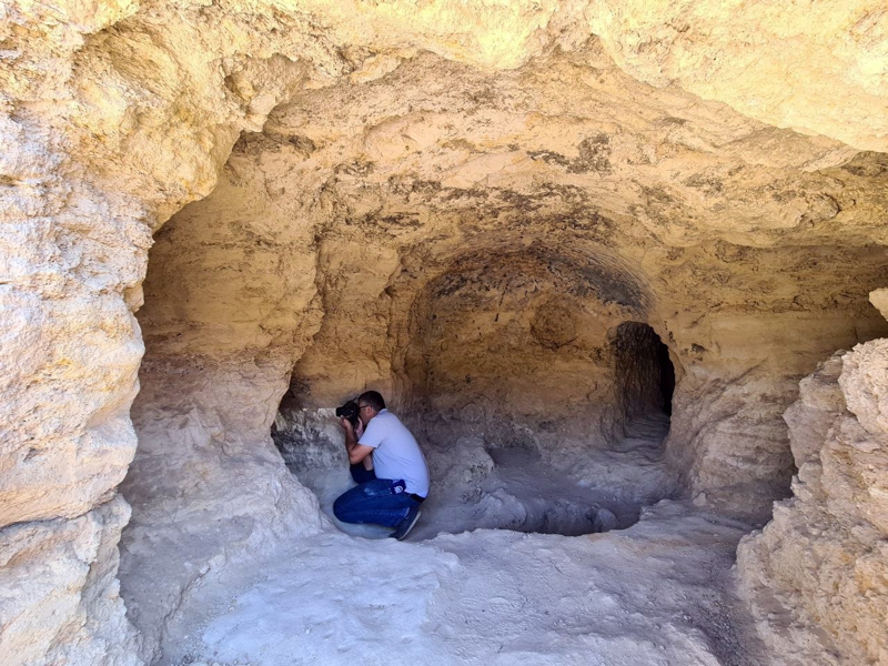 <p><b>'ARKEOLOJK VERLER 5 BN 500 YIL NCESNDE KULLANIMA BALADIINI BZE GSTERD'</b></p><p><b><br></b></p><p><b>Alanda yaplan kaz almalarnda ulalan keifleri aktaran elikba, unlar kaydetti:</b></p><p>'Kaz almalar sonucunda arkeolojik somut veriler bize bu kaya yerlekesinin Kalkolitik Dnemden itibaren yani gnmzden yaklak olarak 5 bin 500 yl ncesinde kullanma baladn ve insanlarn burada iskan faaliyetlerini gerekletirdiini bize gsterdi. Tabii buras sadece o dnemle snrl deil. Yine arkeolojik veriler bu kaya yerlekesinin Kalkolitik Dnemden, zellikle Roma dneminde youn bir ekilde ve Bizans Dnemine kadar da kullanm grdn bize gstermi oldu. Gelecek yl da burada yine o tespit ve kazsn henz tamamlamadmz galerilere 2024 yl ierisinde devam edeceiz ve gerekten bizler de heyecanl bir ekilde bu galerilerin hangi salonlara, bu yerlekenin hangi birimlerine fonksiyonel adan hangi birimlere ulaacan biz de bekliyoruz. almalarmz da bu ekilde planlayacaz.'</p>