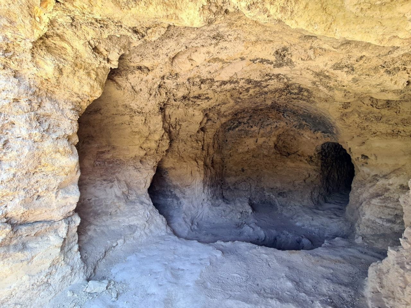 <p><b>'BATI KARADENZ'DE BYLE BR KAYA YERLEKESNN VARLII GEREKTEN BZ HEYECANLANDIRDI'</b></p><p><b><br></b></p><p>Yer alt kaya yerlekesinin neminden bahseden elikba, 'Tabii bu tip kaya yerlekeleri yani yer alt yerlekeleri daha ok Anadolu'da Kapadokya'yla zdelemi bir kltr varl. Hi aklmza gelmeyen bir noktada yani Bat Karadeniz'de, Karabk snrlar ierisinde byle bir kaya yerlekesinin varl gerekten bizi heyecanlandrd ve artt' diye konutu.</p>