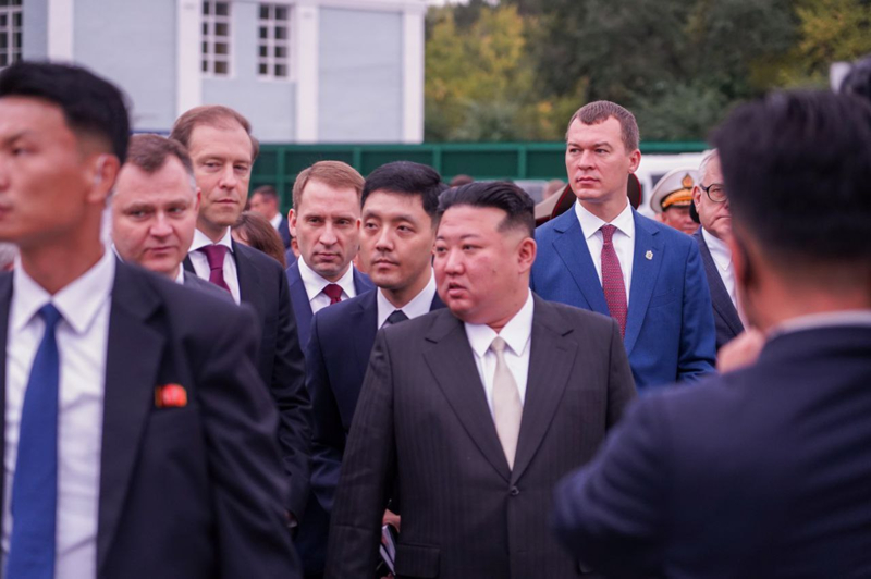 <p>Programın sonunda Kuzey Kore lideri Kim ve Bakan Manturov, Su-35 çok amaçlı avcı uçağının gösteri uçuşunu izledi.</p>