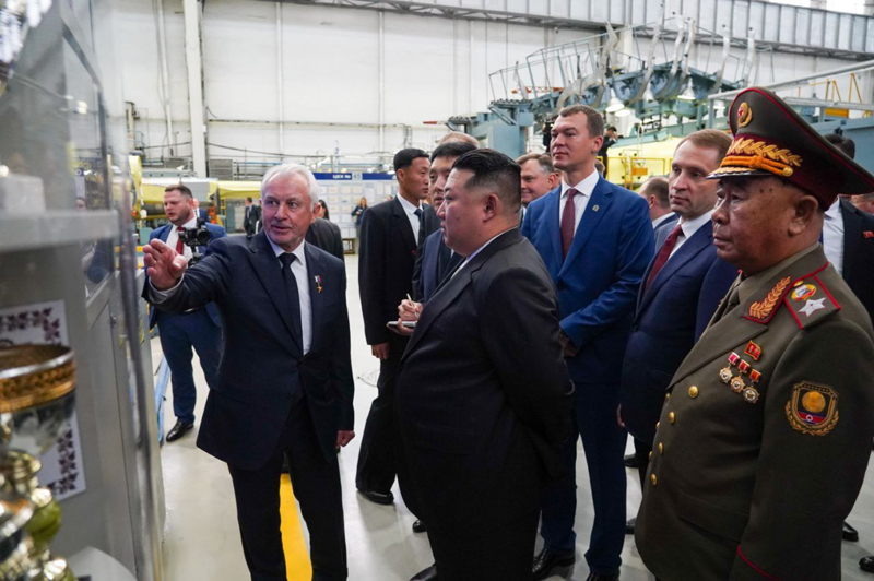 <p>Kuzey Kore lideri Kim'in, resmi ziyareti çerçevesinde Vladivostok şehrinde temaslarına devam edeceği bildirildi.</p>