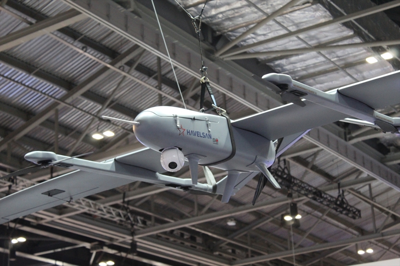 <p>'Bu fuarın önceki yıllara göre önemi şu; Türkiye'deki firmalar olarak artık dünya klasmanında, globalde ürün üretebilecek ve bunu böyle büyük fuarlarda sergileyecek bir kapasiteye ulaştığımızı gösteriyoruz. Müşteriler geliyor, bizim yapabilirlikle ilgili problemimiz olmadığını, güvenerek bizimle iş yapmak istediklerini ifade ediyorlar. Dolayısıyla sürekli iş yaptığımız ülkelerdeki heyetler ve çalışma partnerlerimizle görüşmeler yapıyoruz. Bu görüşmeler neticesinde gerek devam eden işler gerek yeni fırsatlar üzerine odaklanarak yeni sözleşmelere kapı aralamaya çalışıyoruz.</p>